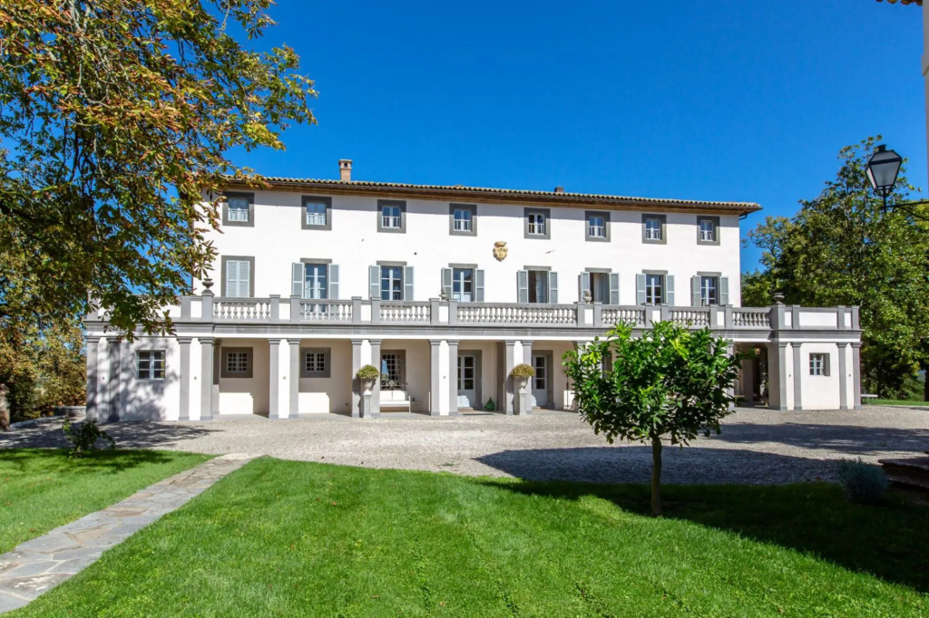 As soon as you have passed the gates of the majestic avenue of Borgo Poggio Amante until you arrive-Borgo Poggio Amante