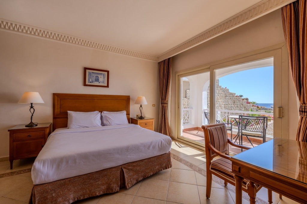 Continental Plaza Beach Resort (Ex. Inter Plaza Beach): A bright guest room with a large bed and a balcony offering a sea view.