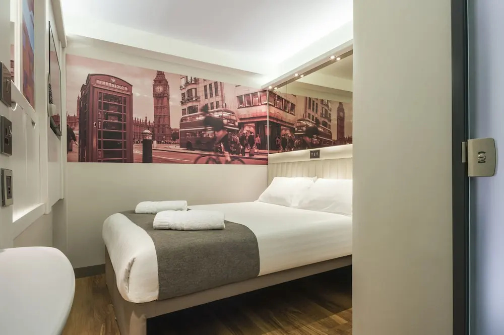 Point A Canary Wharf Room Type - Classic No Window Double room (full double bed)