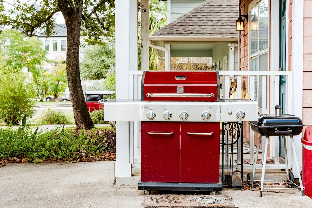 Quiet 2 Story Walkable to East Side Eateries