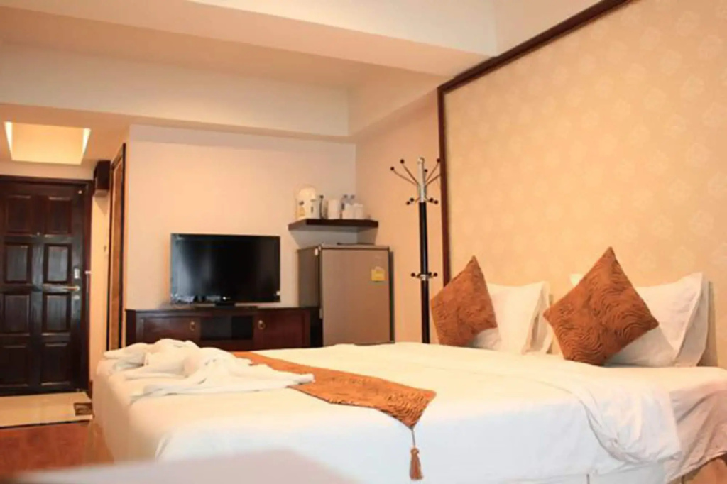 Отель Maleez Lodge Hotel and Restaurant в Паттайе