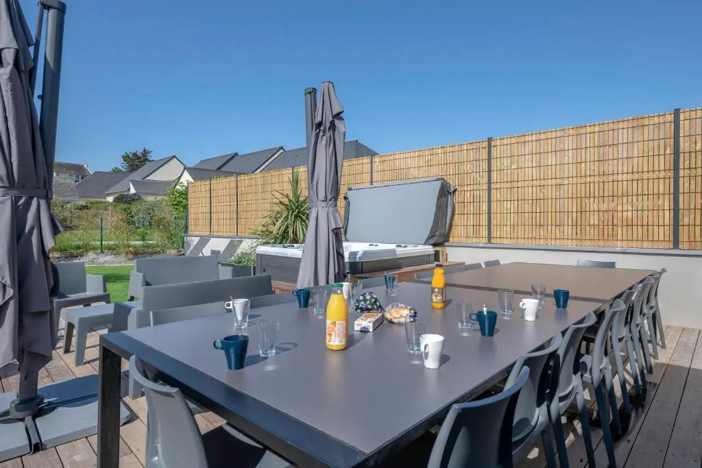 Maison moderne avec piscine et jacuzzi pour 15 personnes !
