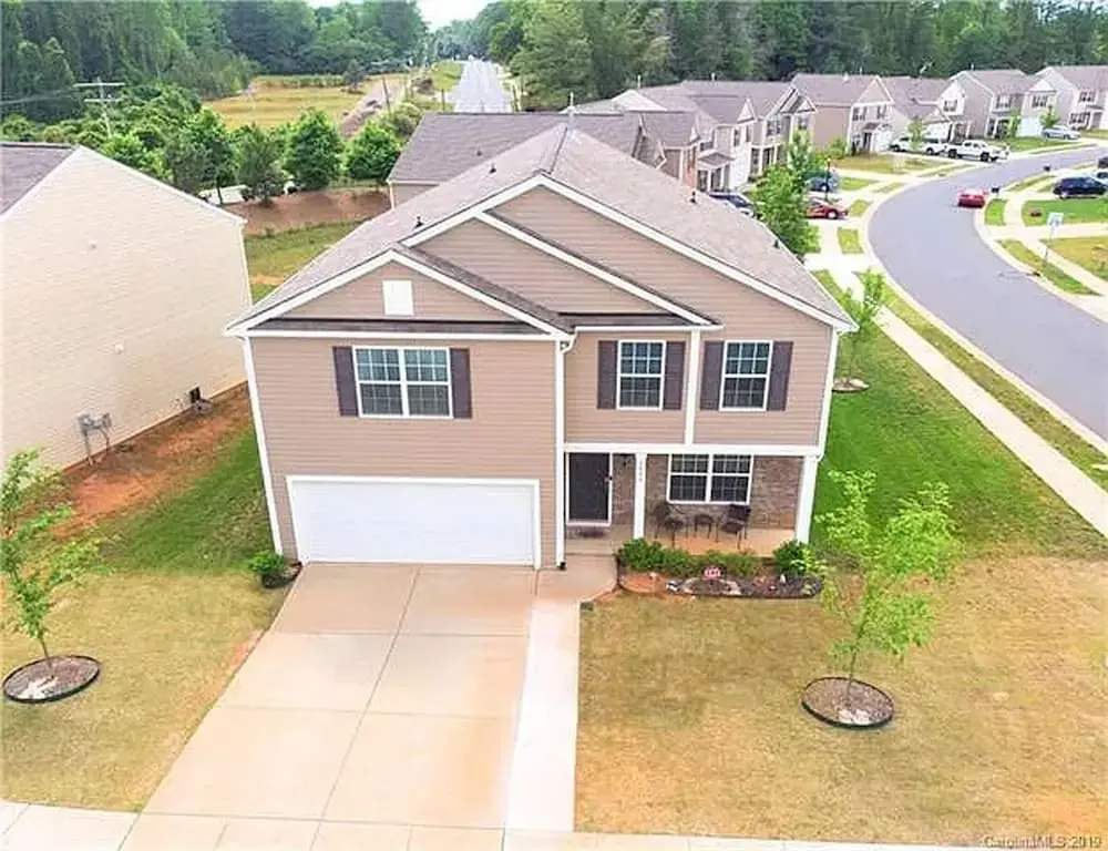 Modern 4 Bedroom Home Near Uptown