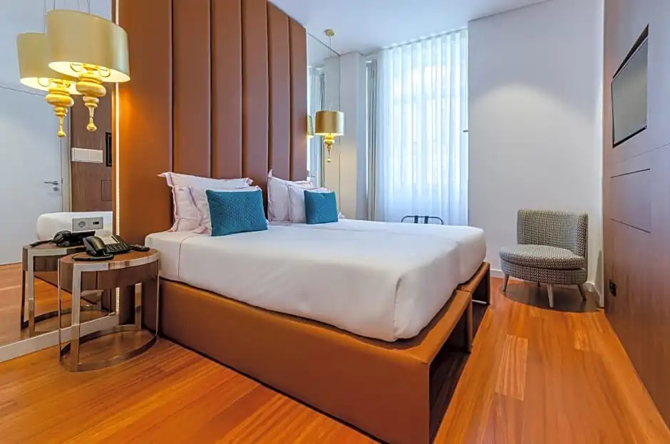 Double room with city view (full double bed)