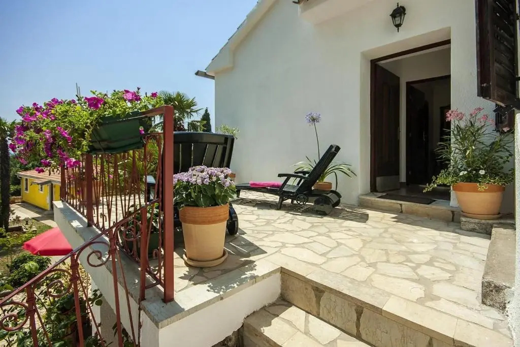 5 Bedrooms Cottage
