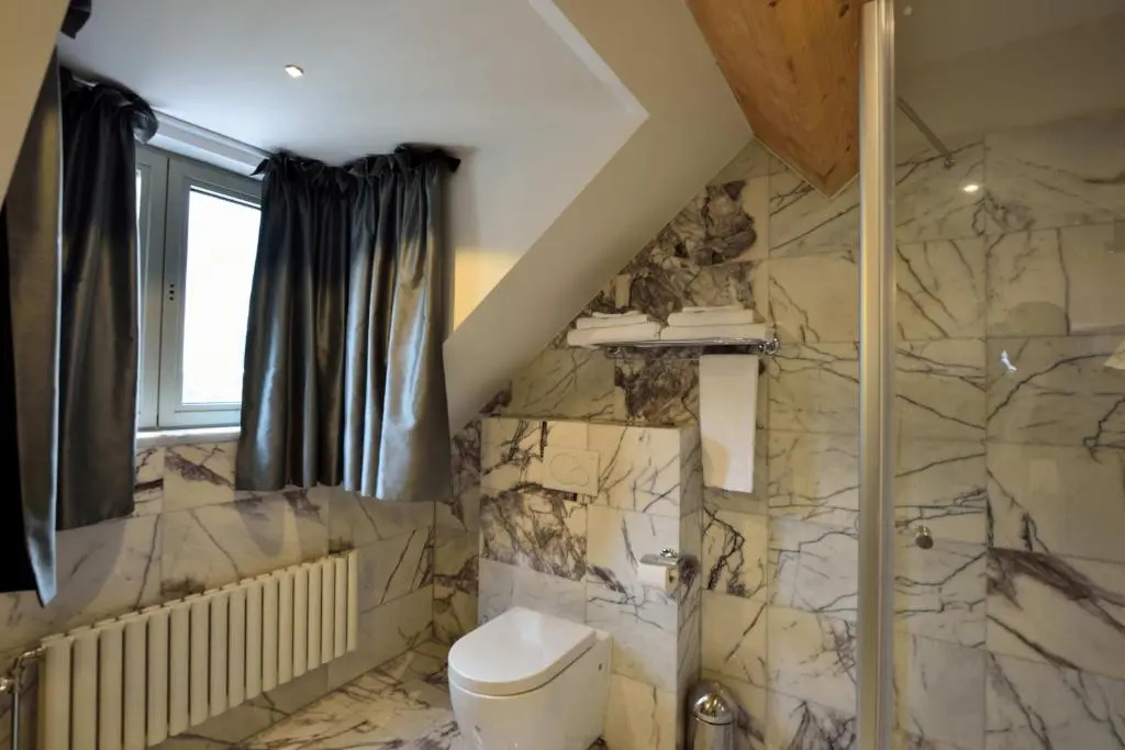 Deluxe Double room (full double bed)