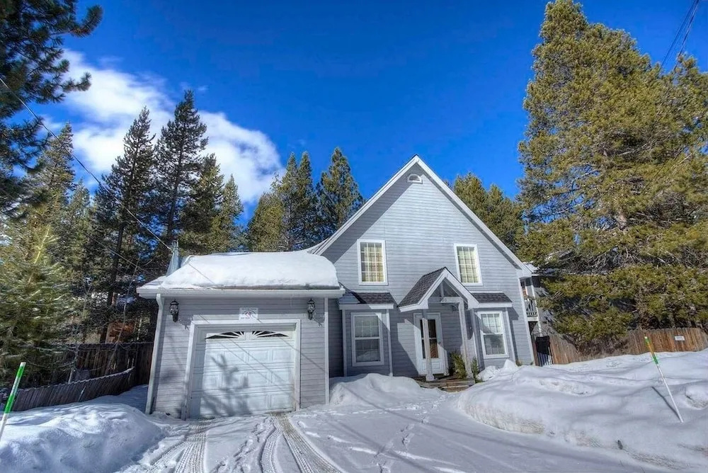 Sierra Mountain Lodge 3 Bedroom Home by RedAwning