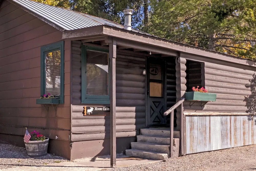 Gateway to Yellowstone! Cabin < 1 Mi to Nat'l Park