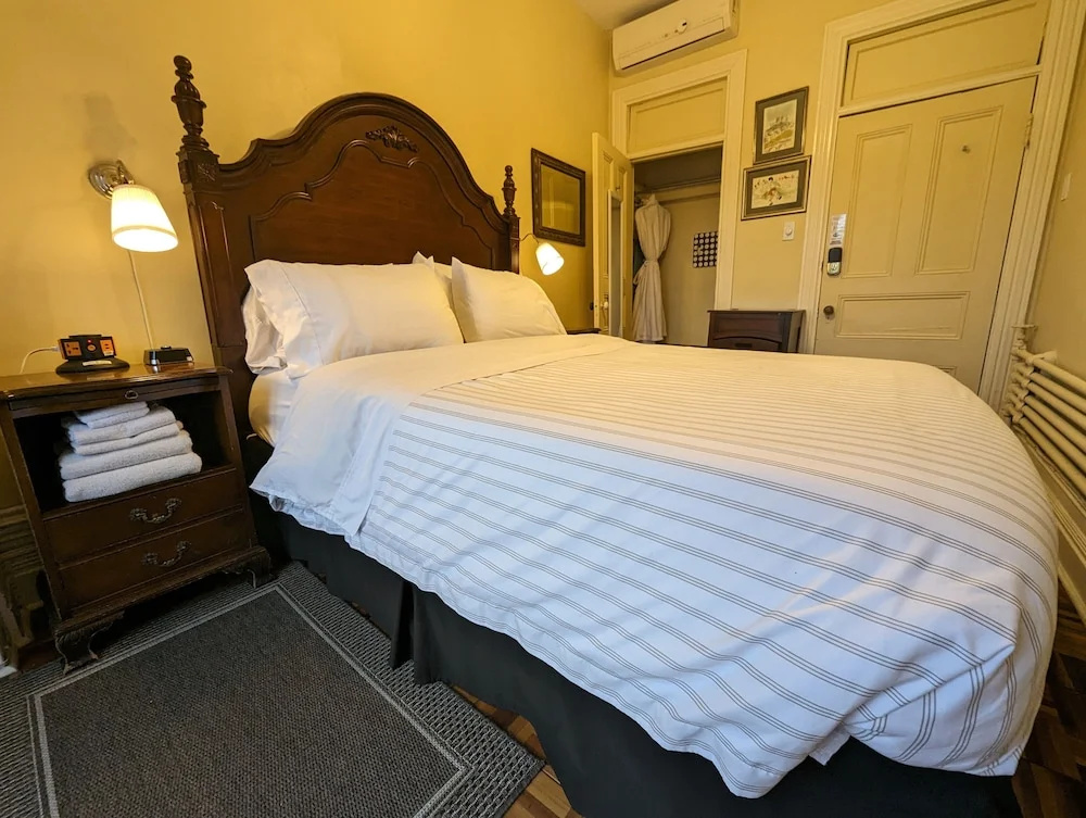 Classic Double room (full double bed)