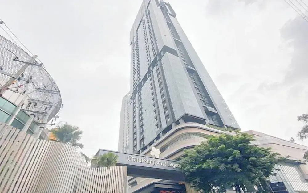 Lavish And Comfy Look Studio At Grand Sungkono Lagoon Apartment