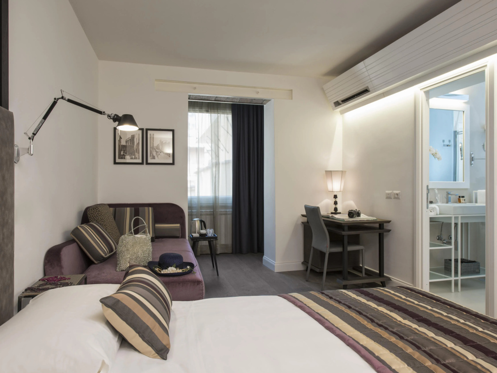 Deluxe Double room (full double bed)