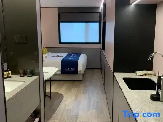 Deluxe Double room (full double bed)