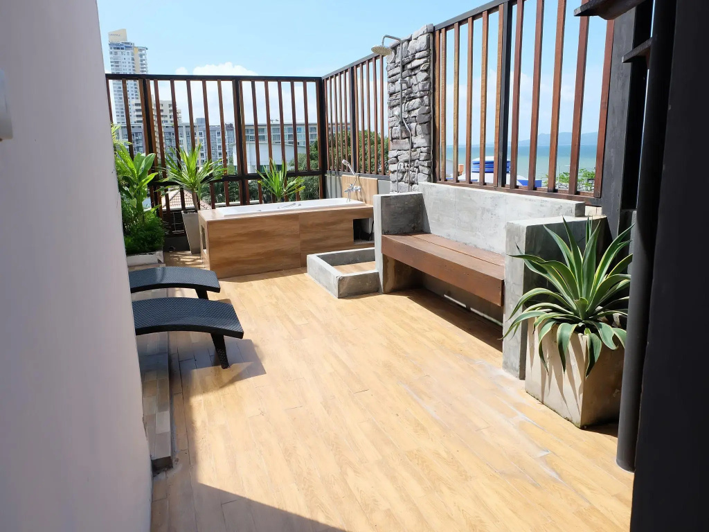 Отель 5ive Beach House Hotel в Паттайе