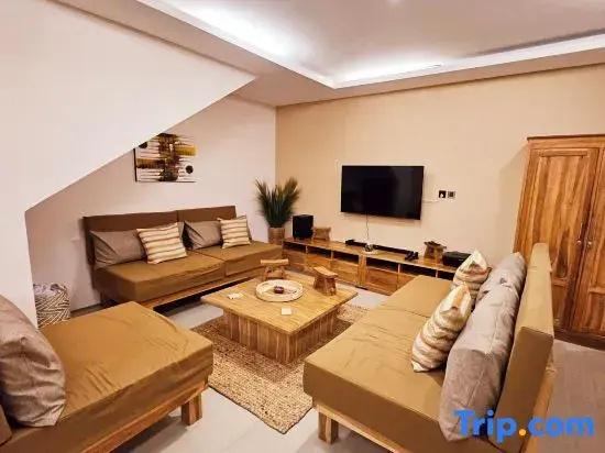 Private Pool Villa | Walking Distance to Top Dining & Nearby Beach Access!!