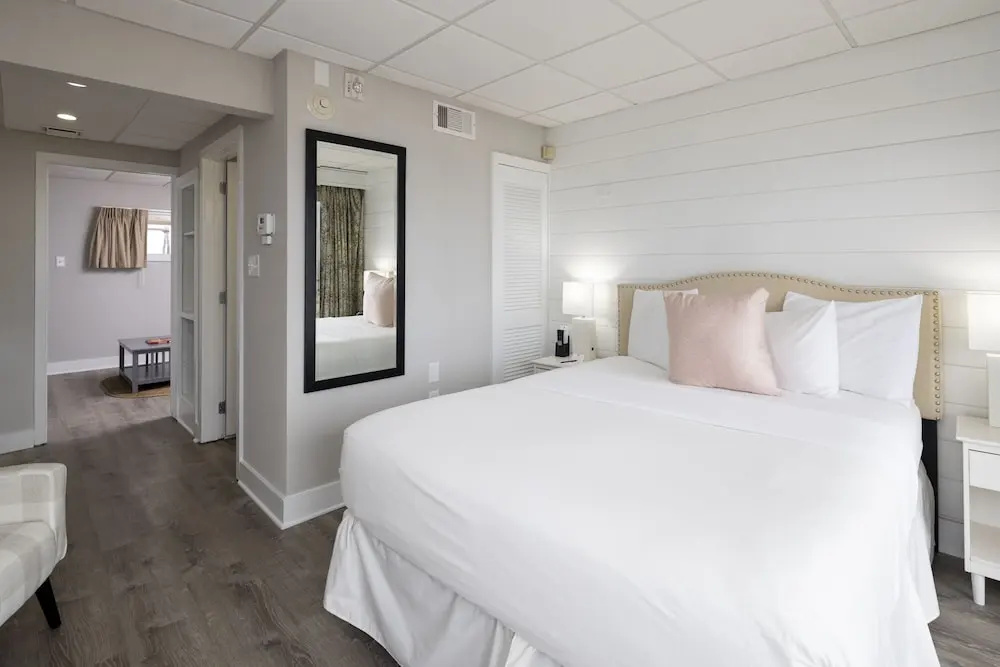 1 Bedroom Suite with partial ocean view