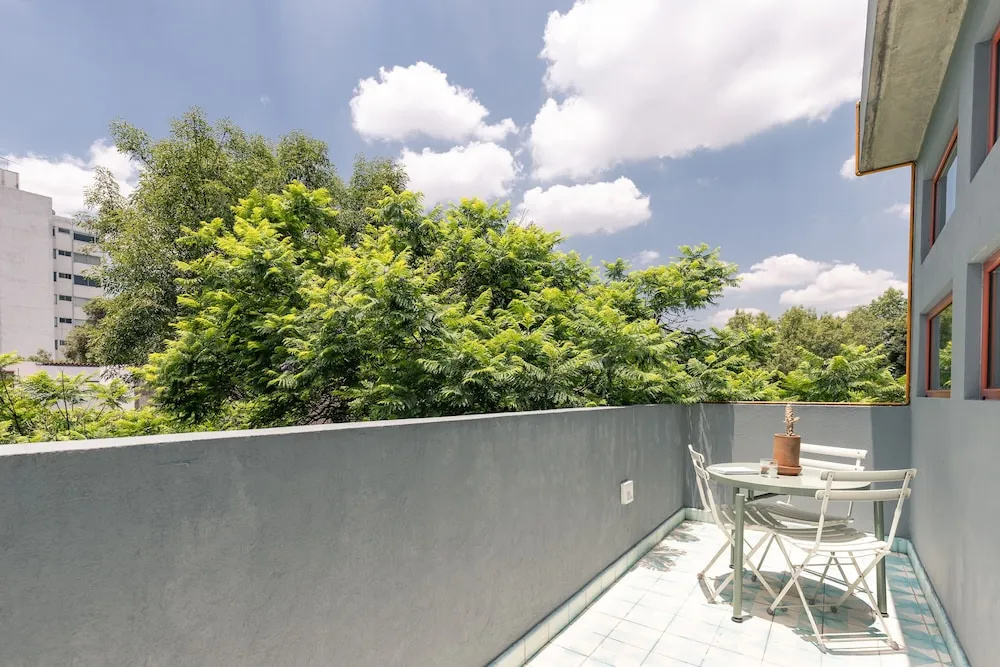 1BR Top Floor in an Art Deco Building!