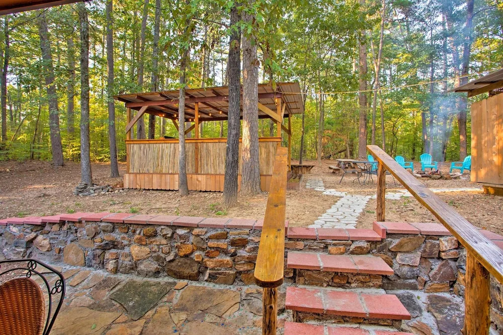 3 Mi to Broken Bow Lake: Cabin w/ Hot Tub & Deck!