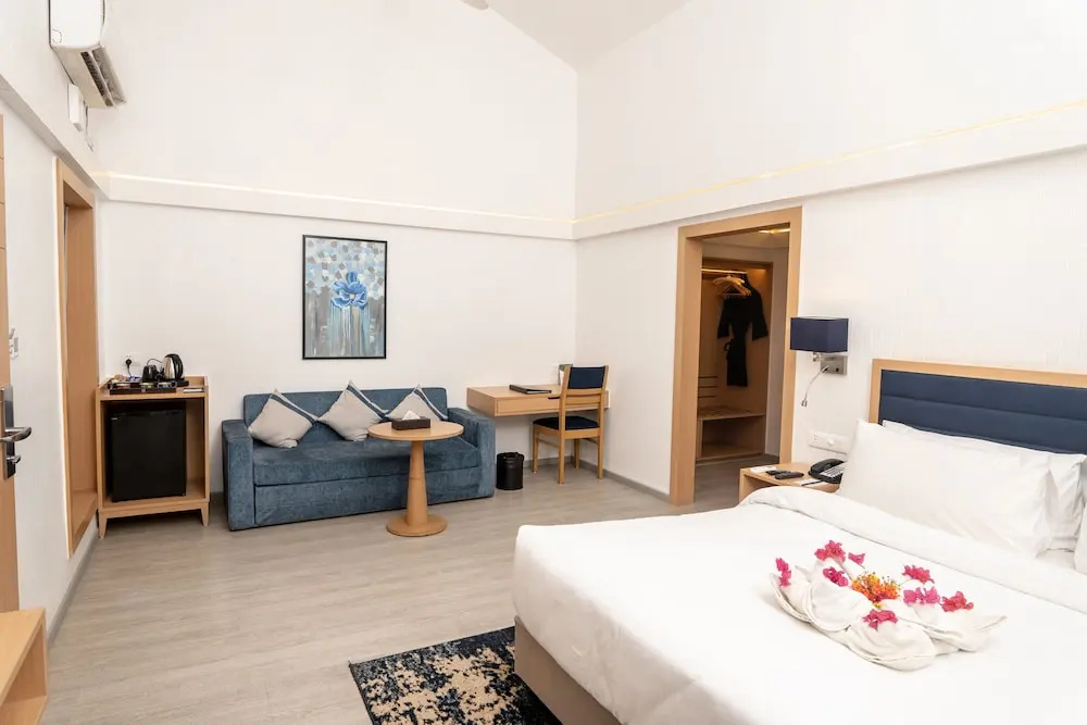 Deluxe room with pool view