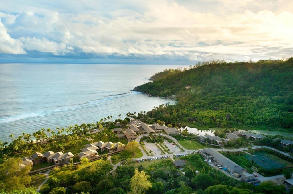 The Plantation Club / Beach Resort