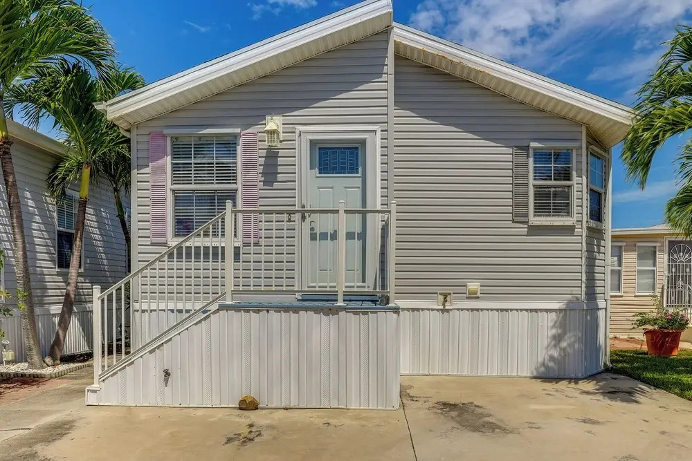 Pool Access, Walk to Beach! Cozy Jensen Beach Home
