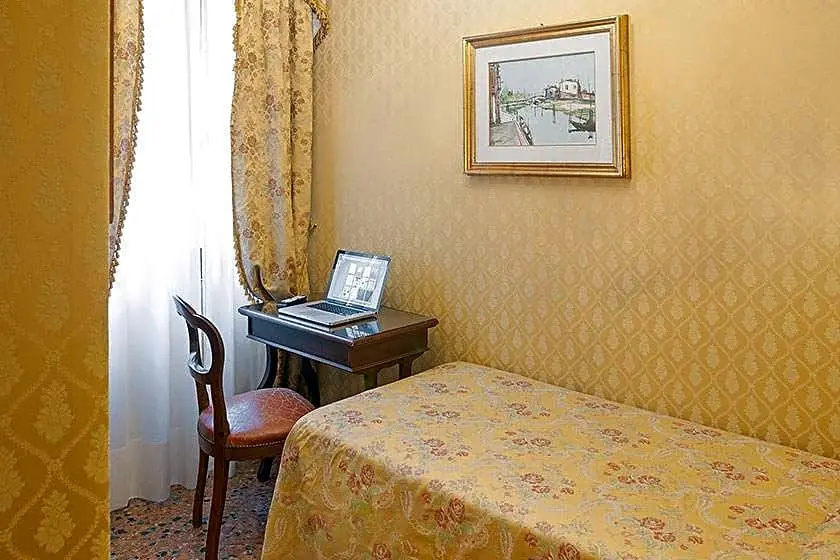 Single room (full double bed) (extra bed included)