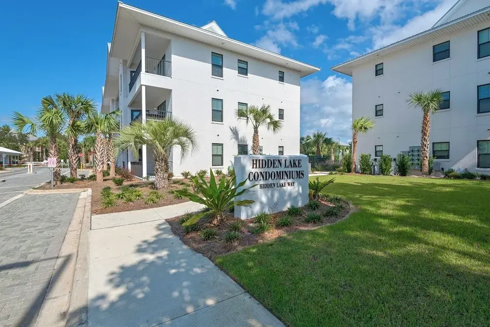 2BR Near Gulf Place w/ Pool, Grill + Free Tickets: Dolphin Cruise & More!