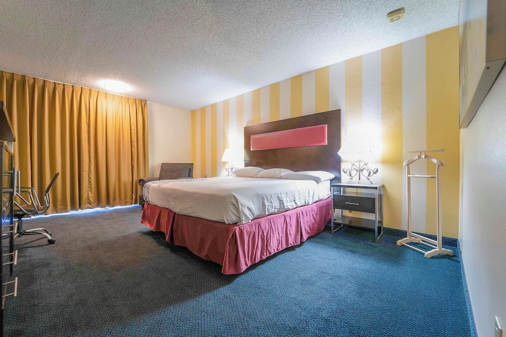 Deluxe Double Suite with balcony and with pool view (full double bed)