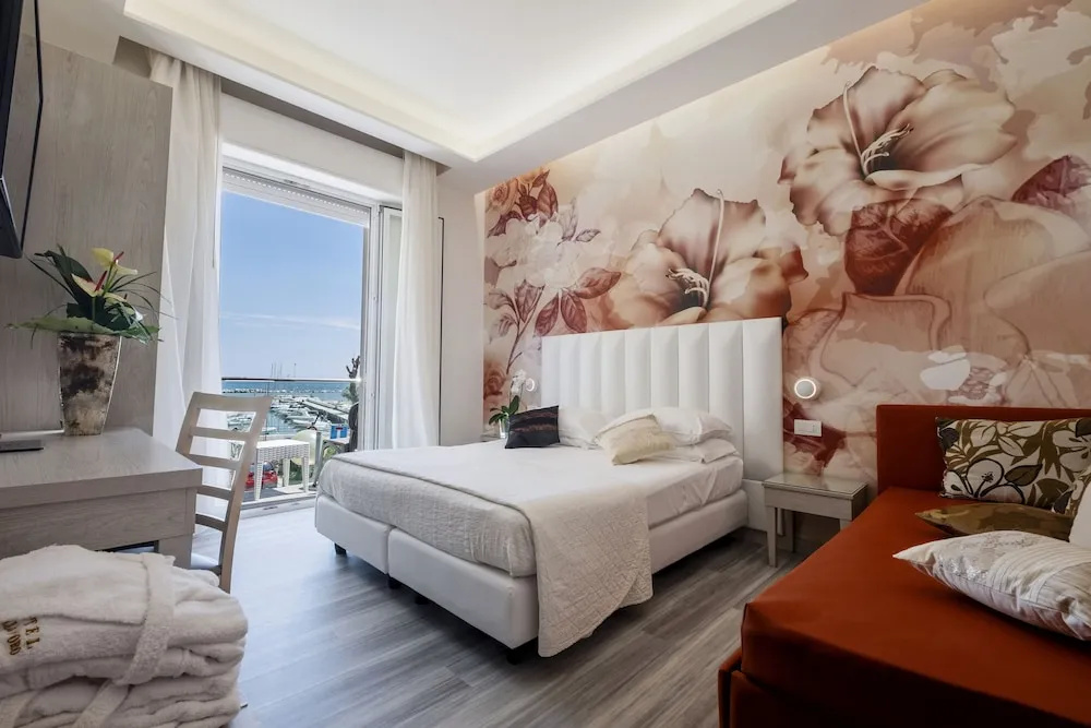 Deluxe Triple room with balcony and with sea view