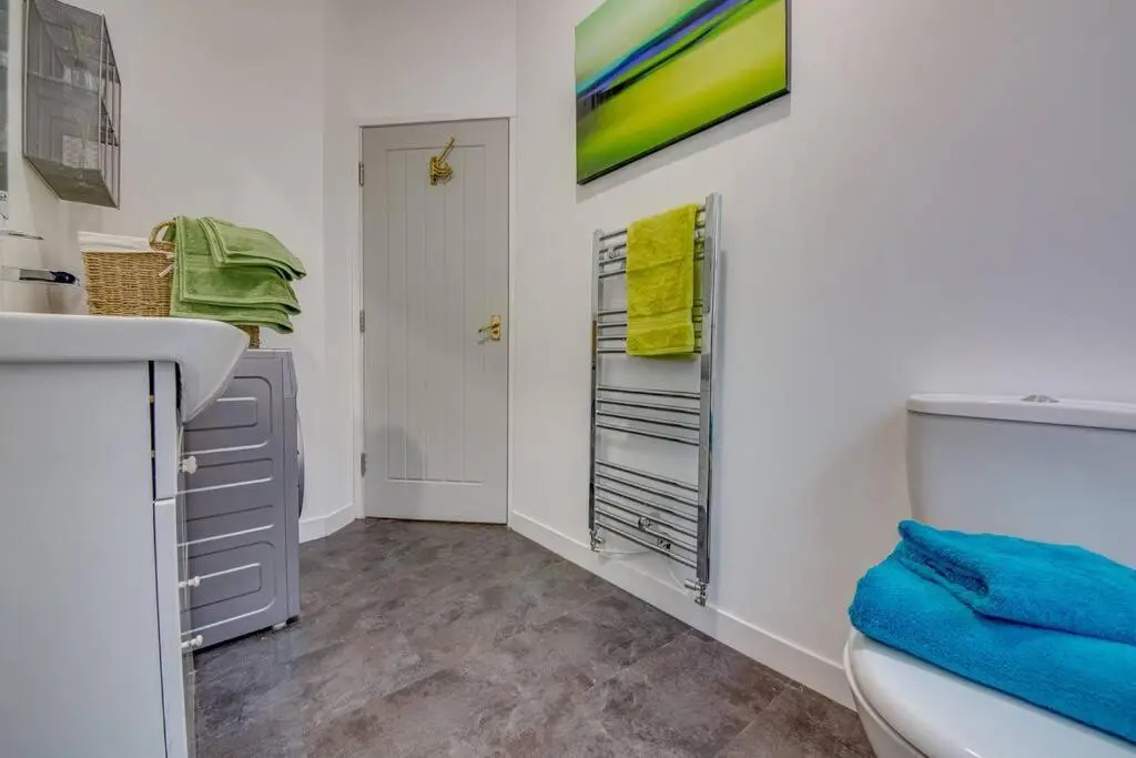 Lovely, Central, 1 Bed Apartment (Sleeps 4) with Free Parking