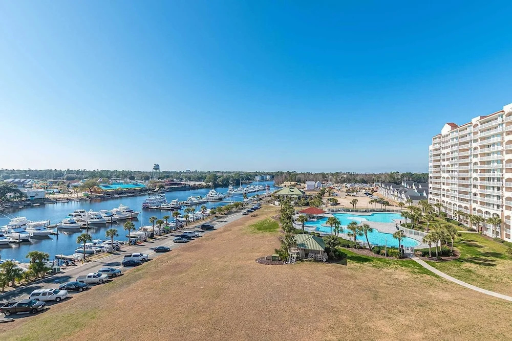 Luxury Barefoot Resort Retreat: Pool, Marina Views