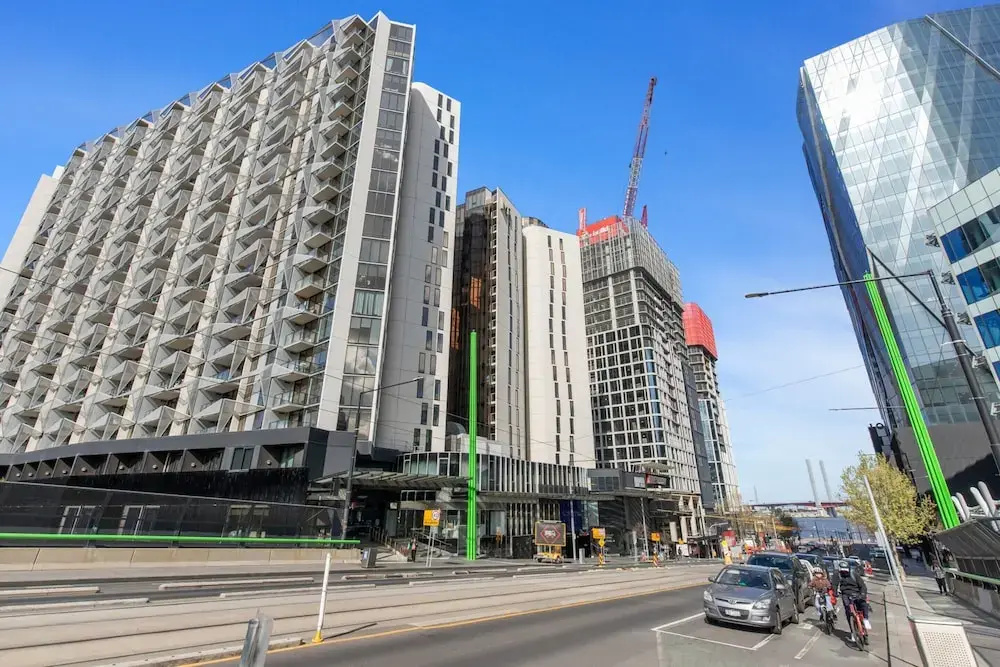 Chic 1-bed With Harbour Views & Pool by Tram Line