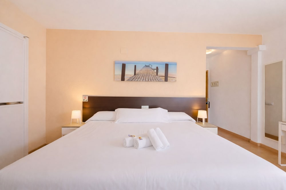 Standard Double room with partial sea view (full double bed)