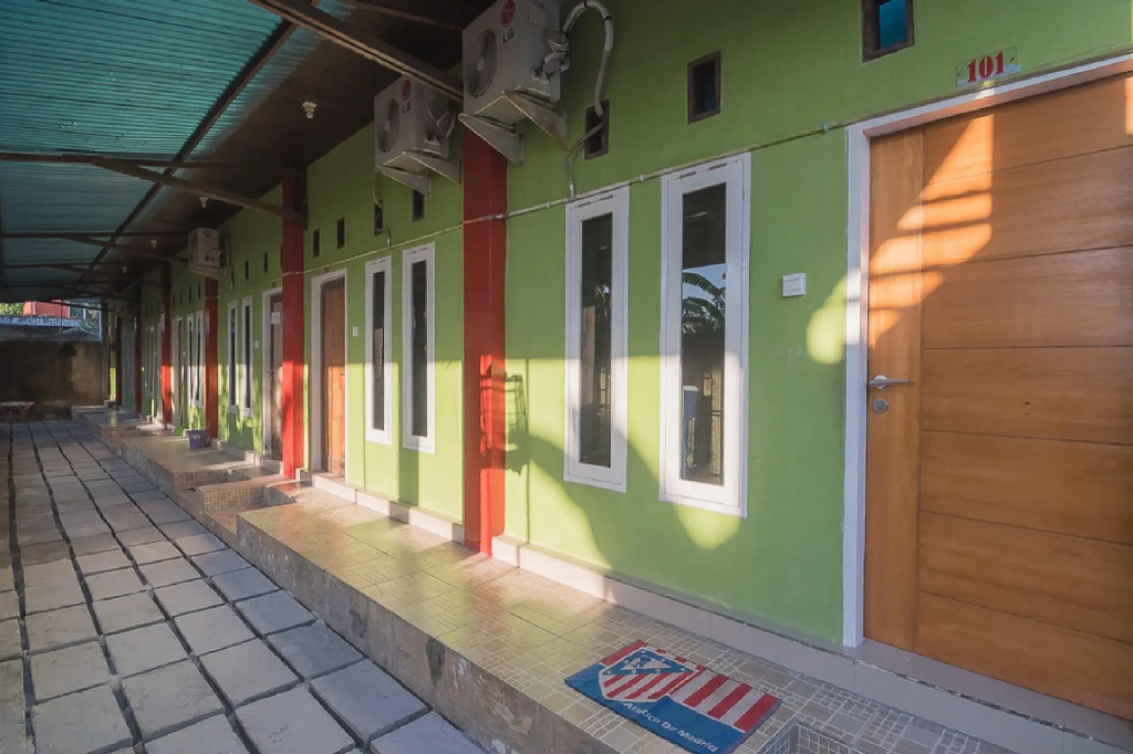RedDoorz near Living Plaza Balikpapan 2