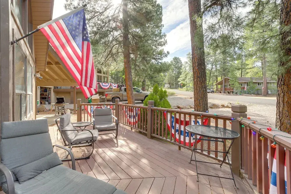 Fire Pit & Wraparound Porch: Munds Park Cabin!