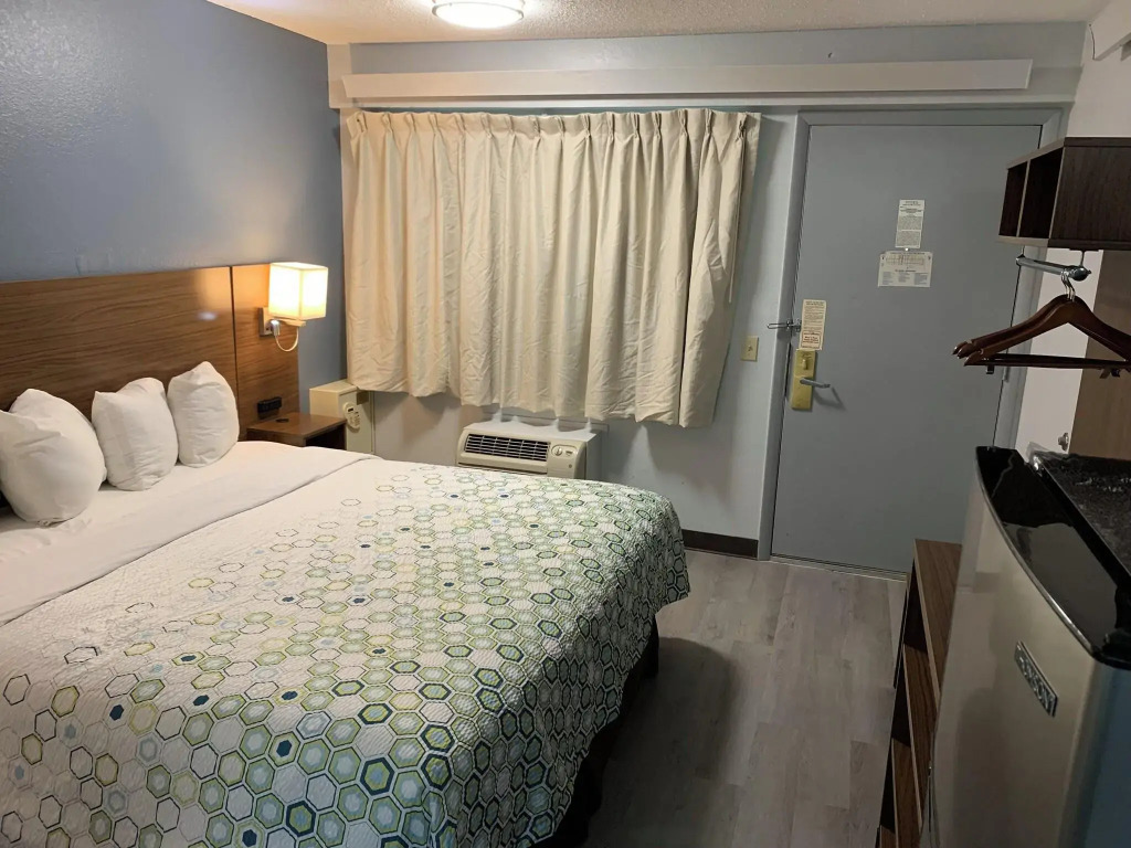 HomeTowne Studios By Red Roof Mystic - New London — фото 5