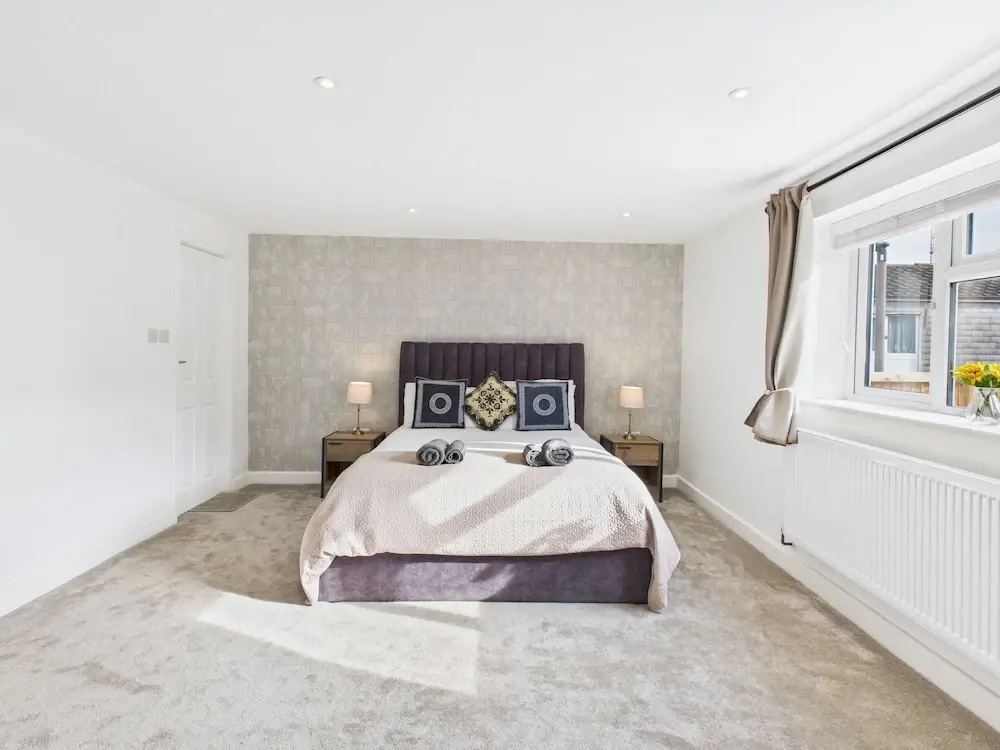 Room-modern Guest Room in West Midlands