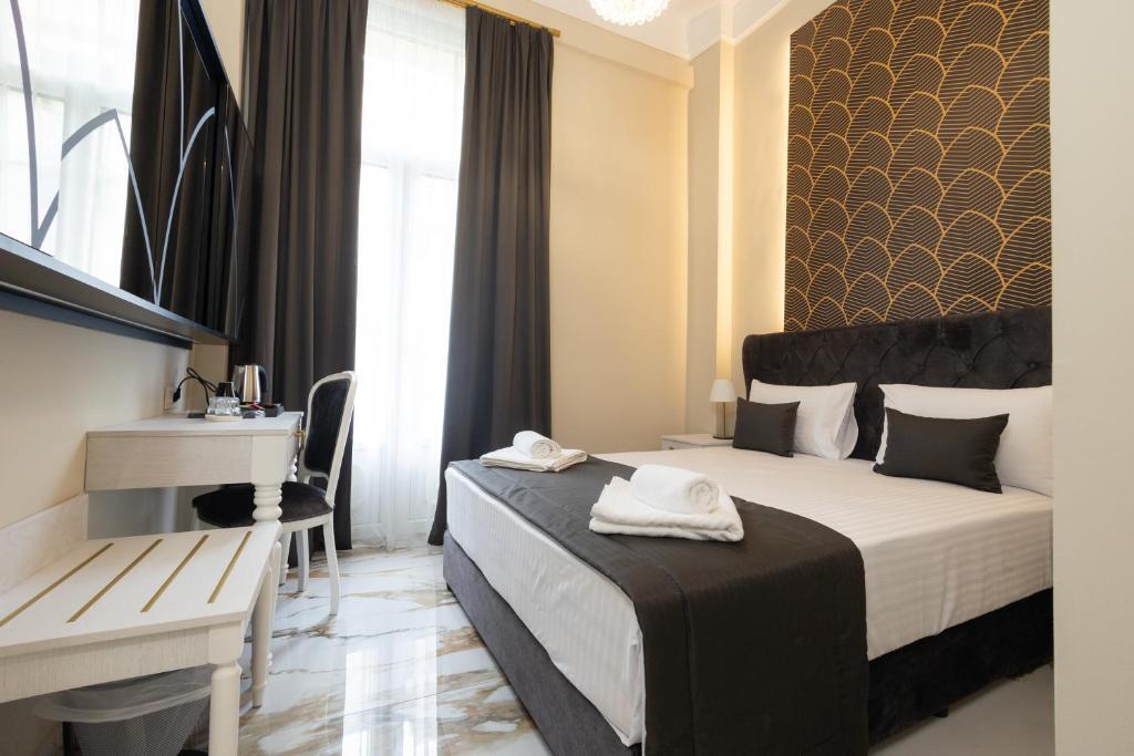 Двухместный номер Deluxe с балконом двуспальная кровать в Modern Luxury Hotel