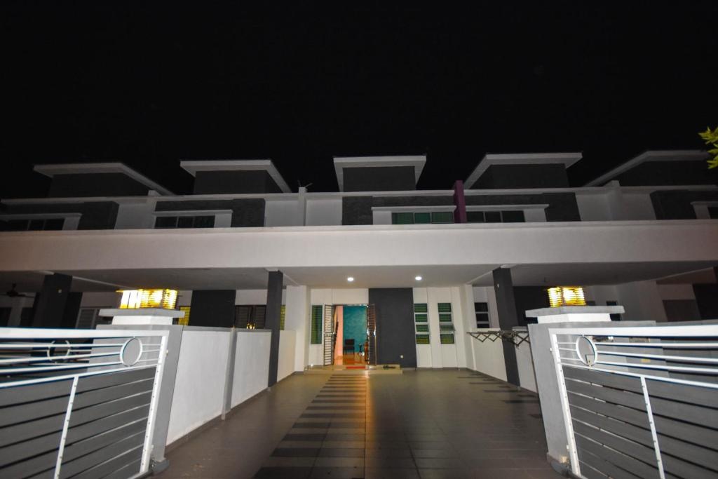 275 Sitiawan Homestay