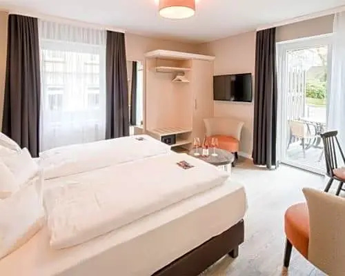 Deluxe Double room with balcony (full double bed)
