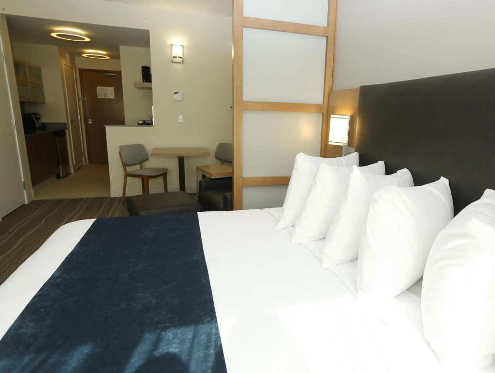 Best Western Plus Sawridge Suites - Chambres