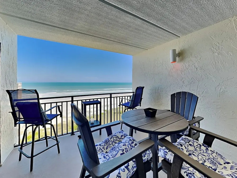 Standard room with balcony and beachfront