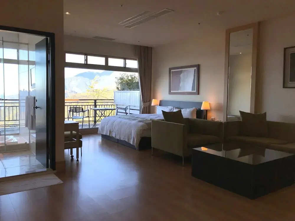 Standard Double room with lake view (full double bed)