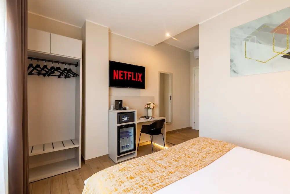 Deluxe Double room (full double bed)