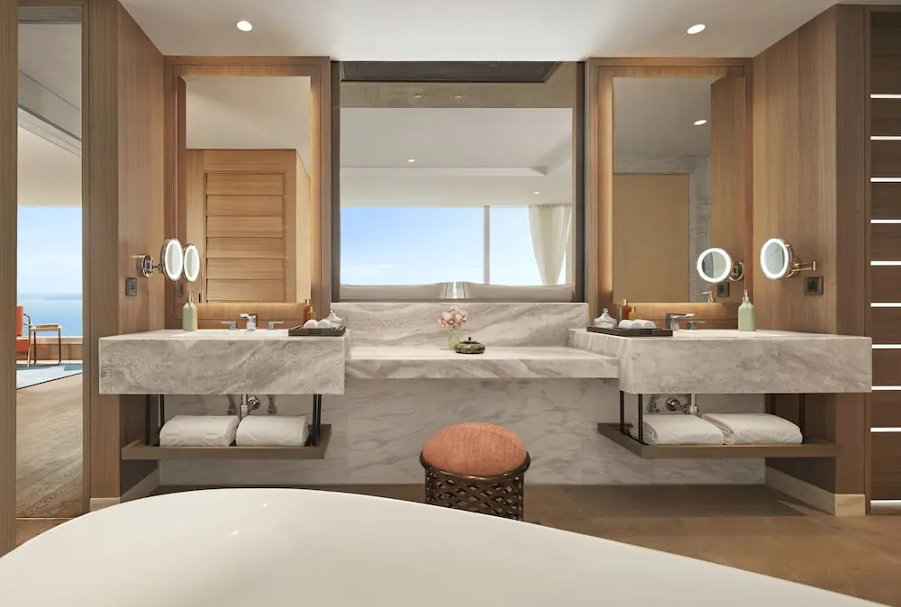 Grand Double Suite (full double bed) (bed type is subject to availability)