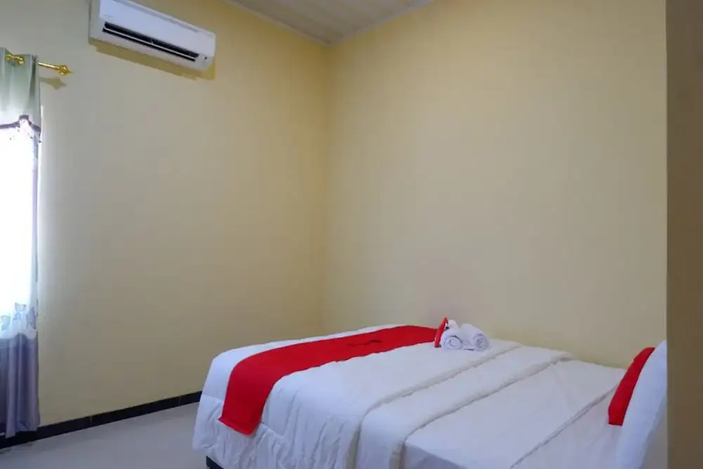 RedDoorz near Alun Alun Pati - фото 3