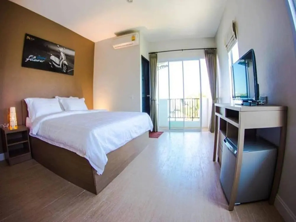 Deluxe Double room with balcony (full double bed)