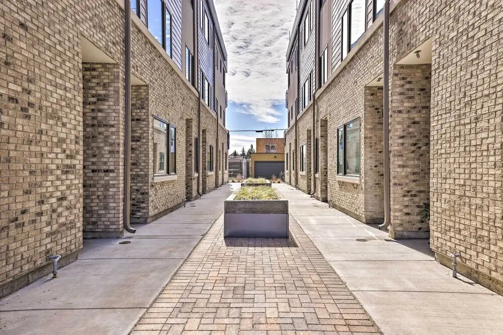 Boise Townhome w/ Rooftop Deck, 2 Mi to Downtown!