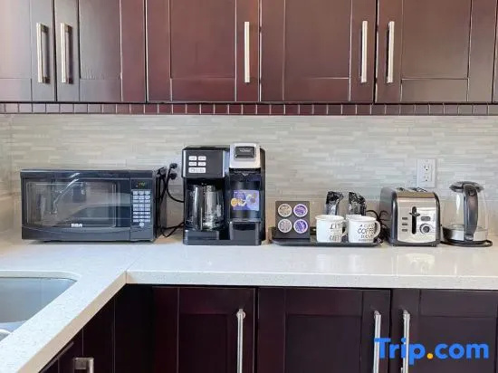 Sweet Home-Separate Entry-Near YVR Airport & Skytrain & Costco