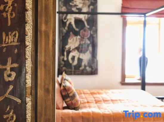 Deluxe Double room with city view (full double bed)