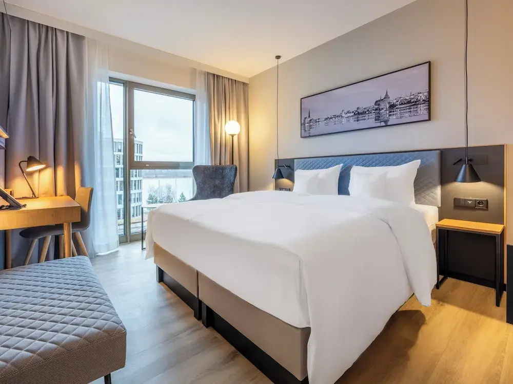 Standard Double room with harbour view (full double bed)